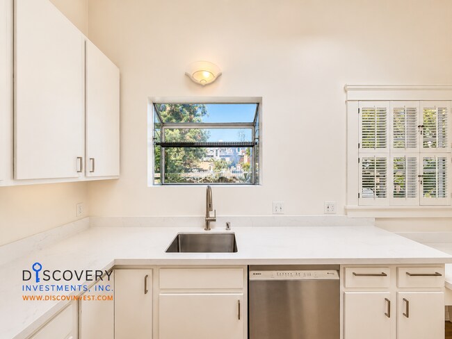 Building Photo - Classic Berkeley Condo with Tasteful Modern Updates