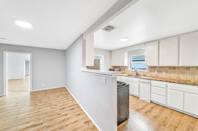 Building Photo - 4/Bed, 4/Bath Home with Parking, Washer/ Dryer and Spa, Close to Chapman University/ Orange Circle