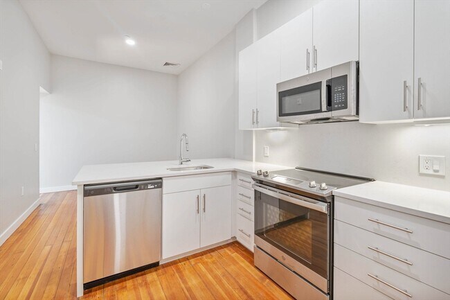 Building Photo - 163 Chestnut St