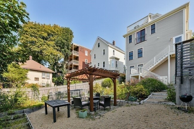 Building Photo - 10 Symmes St