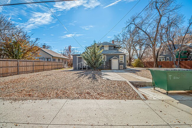 Building Photo - Renovated Upstairs 4-Bedroom, 2-Bath Apart...