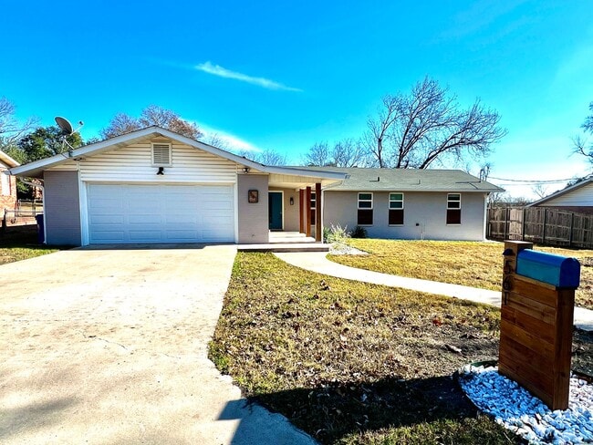 Building Photo - Beautifully Updated 3/2