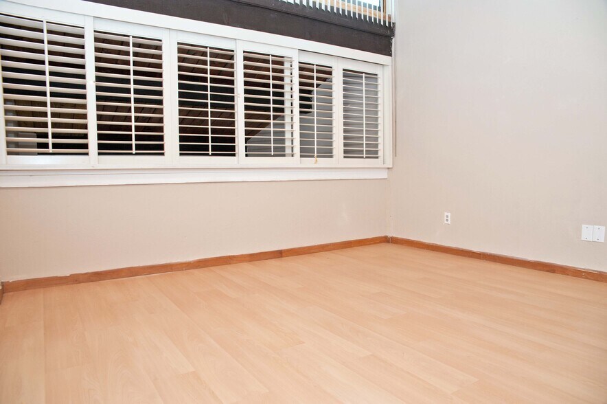 Building Photo - 19216 NE 25th Ave