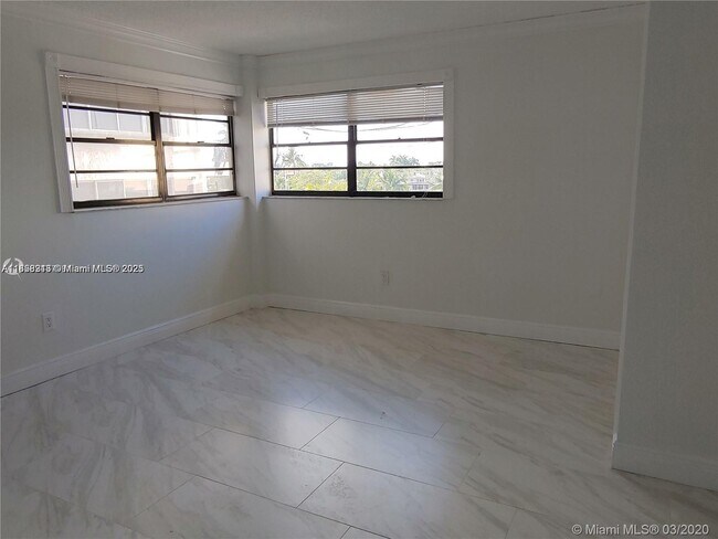 Building Photo - 6424 Collins Ave