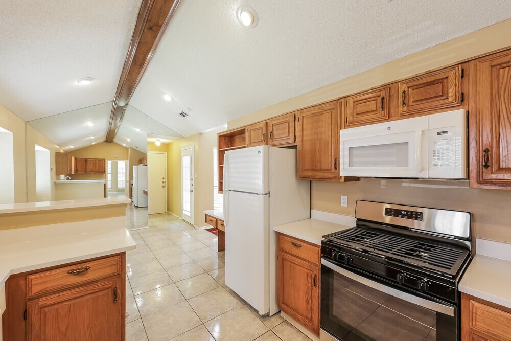 Building Photo - 544 De Soto Dr