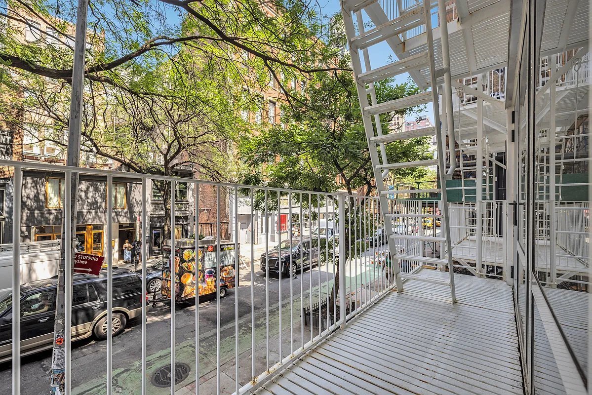 Building Photo - 18 E 13th St