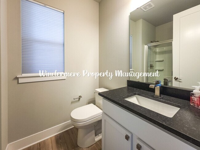 Building Photo - Stunning and spacious 5 bed in McCormick Village!