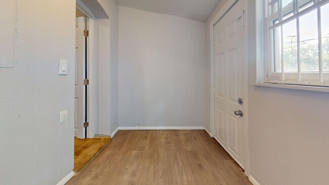 Building Photo - 3 Bedroom Home - OK for Section 8 Voucher ...