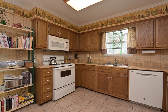 Building Photo - 1268 Carriage Park Dr