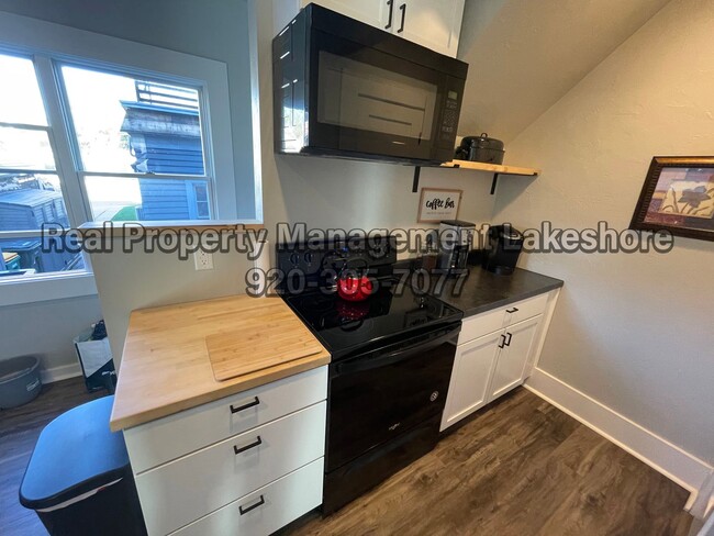 Building Photo - Fully Furnished House - Six or Twelve Mont...