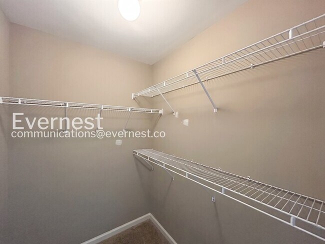 Building Photo - 4 Bed/2.5 Bath Home with Garage / Pet-Friendly / Vouchers Accepted / Available Now!