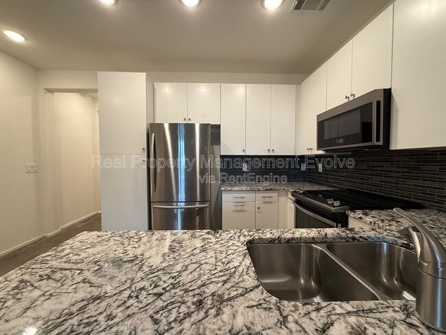 Building Photo - 2212 E Hidalgo Ave