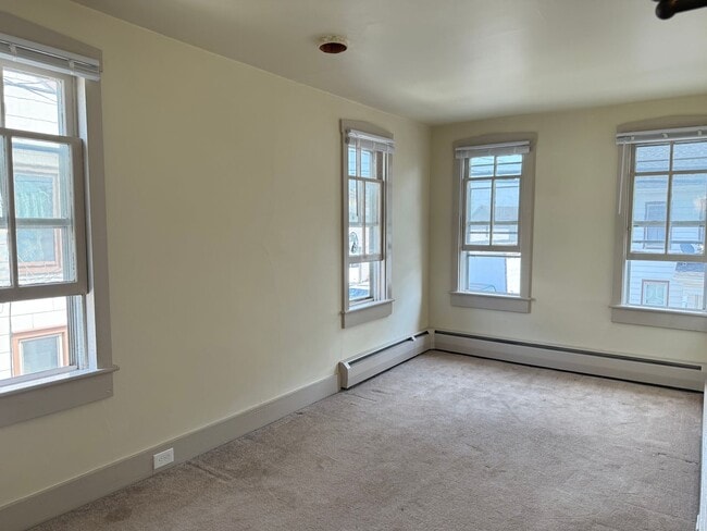 Building Photo - Spacious 3 bedroom 1 Bathroom Home in Manh...