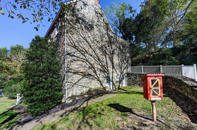 Building Photo - 804 Oella Ave