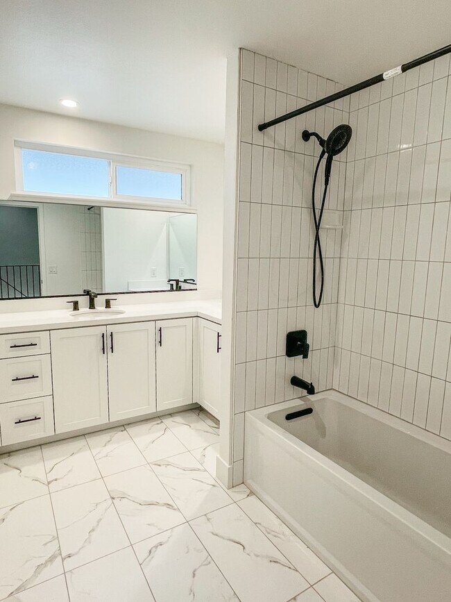 Building Photo - 204 18th St