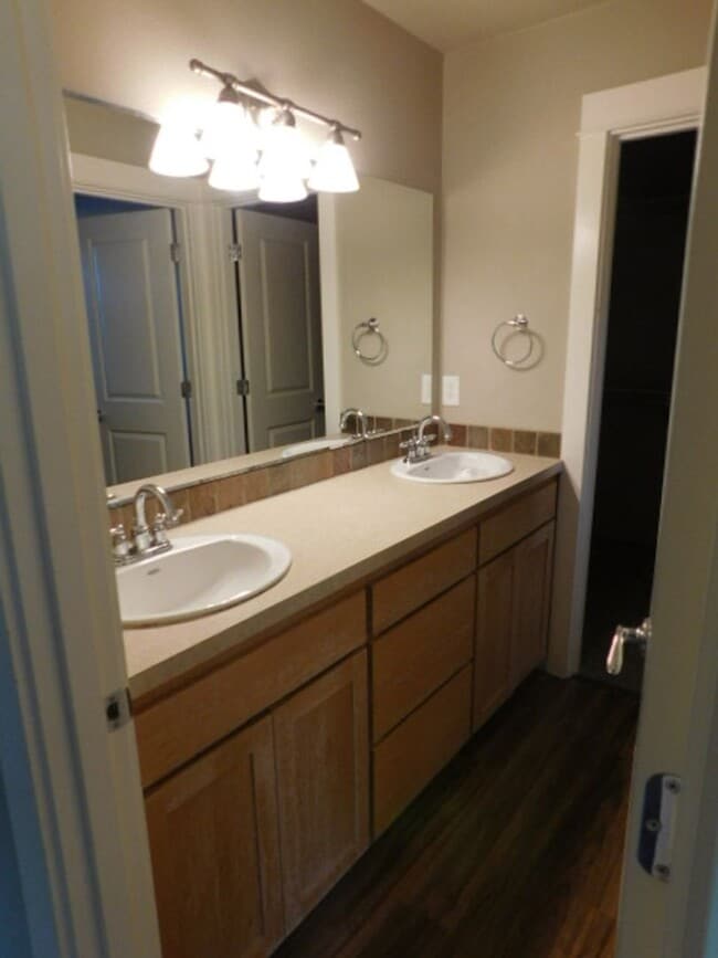 Building Photo - 4Bd/2.5Ba Two Story House - Available to View!