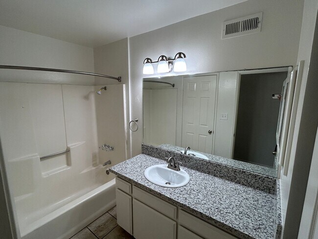 Building Photo - RENNOVATED 4 BED HOME