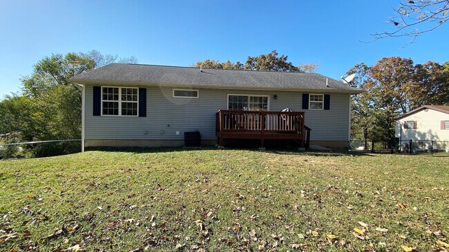 Building Photo - Gorgeous 3 Bedroom, 2 Bathroom Split Level...