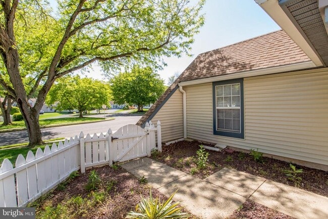 Building Photo - 1739 McNelis Dr