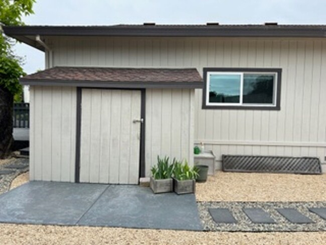 Building Photo - Remodeled Single Story 3 Bedroom/2 Bathroo...