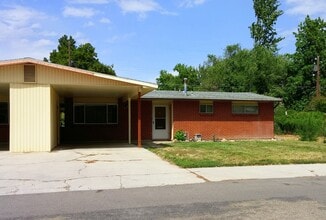 Building Photo - Beautifully Renovated 3 Bedroom, 1 1/2 Bathroom Duplex on the Boise Bench! Newer Carpet and Paint.