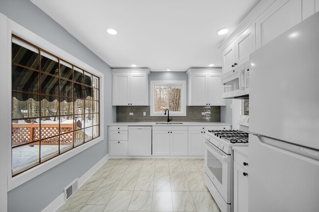 Building Photo - 11040 Cleveland Rd