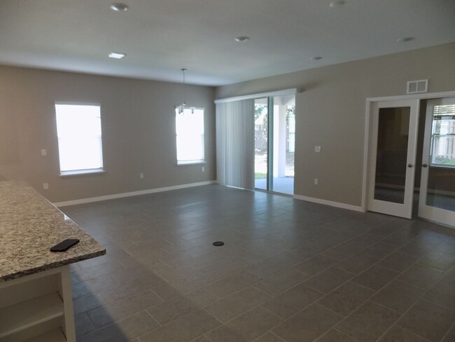 Building Photo - LOOKS LIKE BRAND NEW. 3 BEDROOM, 2 BATH, 2...