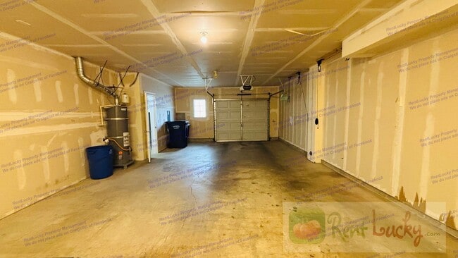 Building Photo - Bright and Spacious Fircrest Townhome in U...
