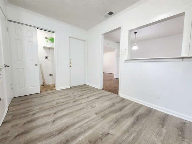Building Photo - 2414 Wilton Ave