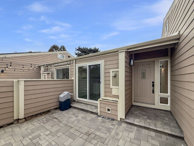 Building Photo - 3B/2BA Home in Encinitas Now Available for...