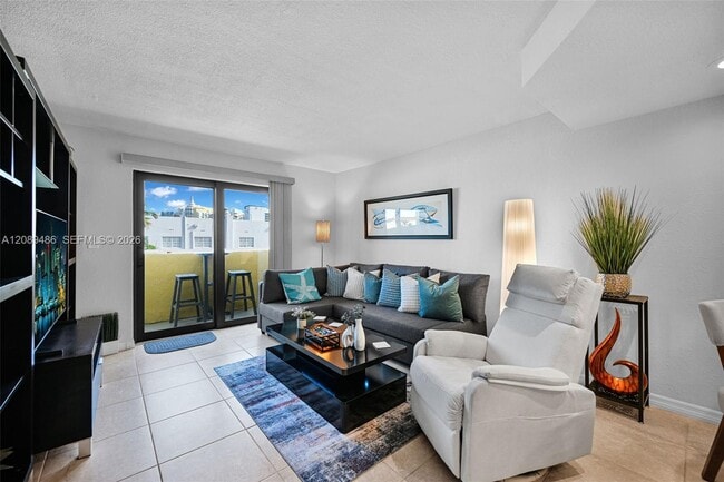 Building Photo - 1334 Collins Ave