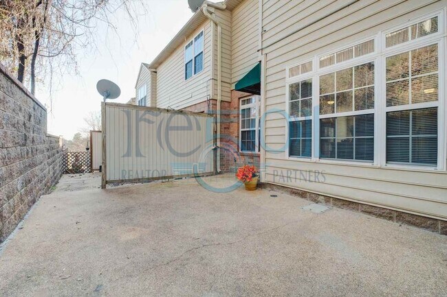 Building Photo - *Coming Available in October* Pride of ownership shines in this convenient Midtown, 2 BR & 2.5 BA...