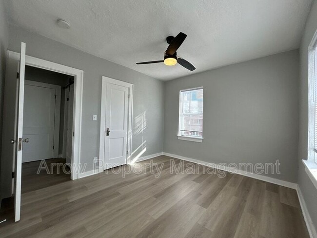 Building Photo - 723 Ella St