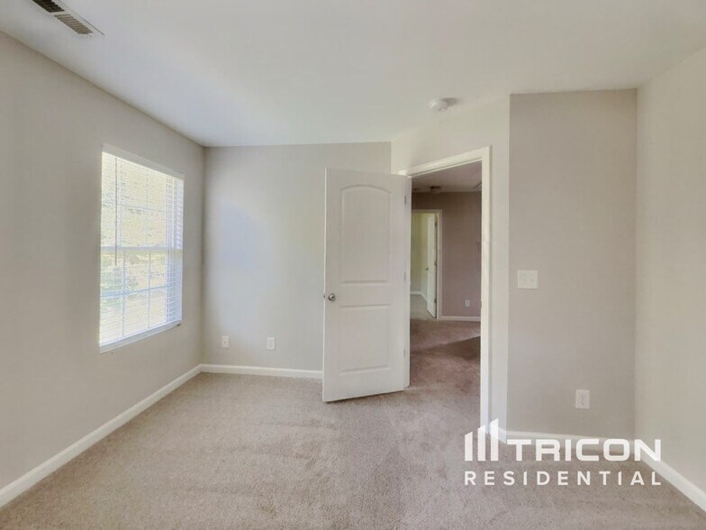 Building Photo - 131 Drewsbury Dr