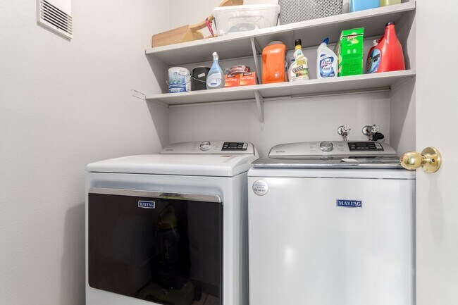 Building Photo - Beautiful 2 Bedroom Condo Across from Aurora Medical Center