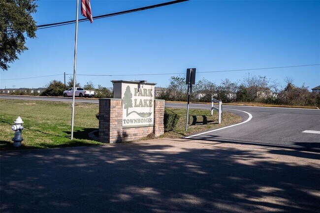 Building Photo - 3805 Landmark Dr