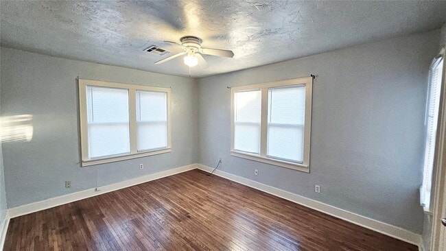 Building Photo - 2427 W Park Pl