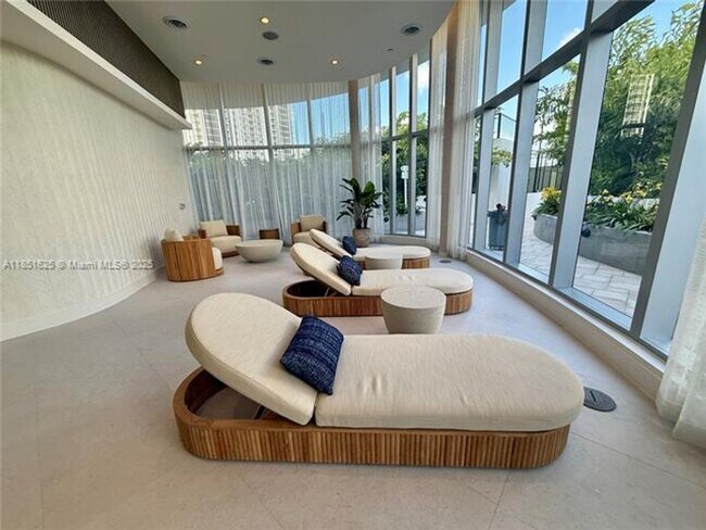 Building Photo - 700 NE 24th St