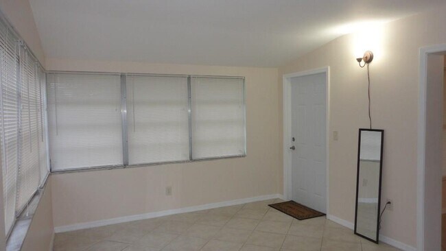 Building Photo - 1550 5th Ct
