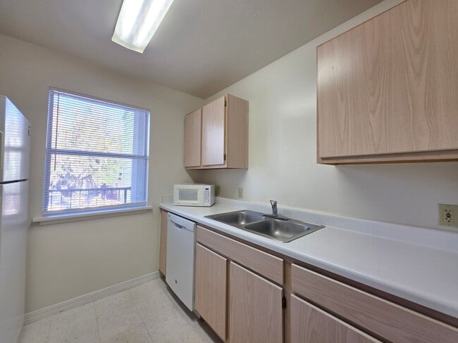 Building Photo - One Bedroom One Bathroom condominium second floor