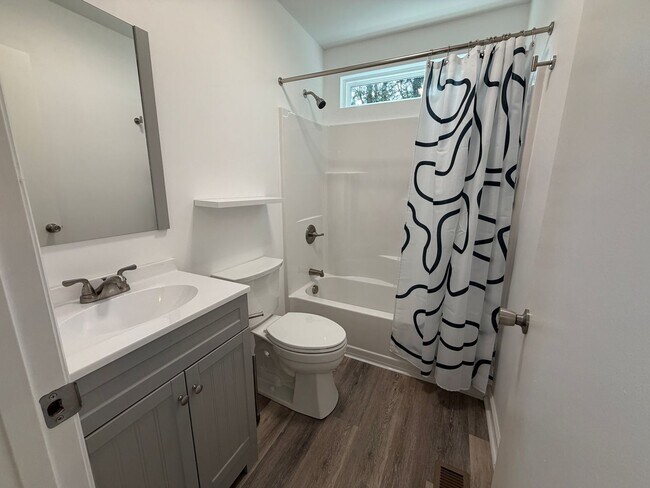 Building Photo - Newly Remodeled