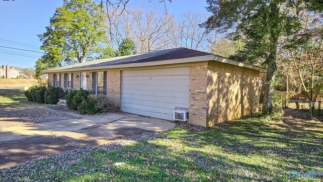 Building Photo - 712 Larry Dr