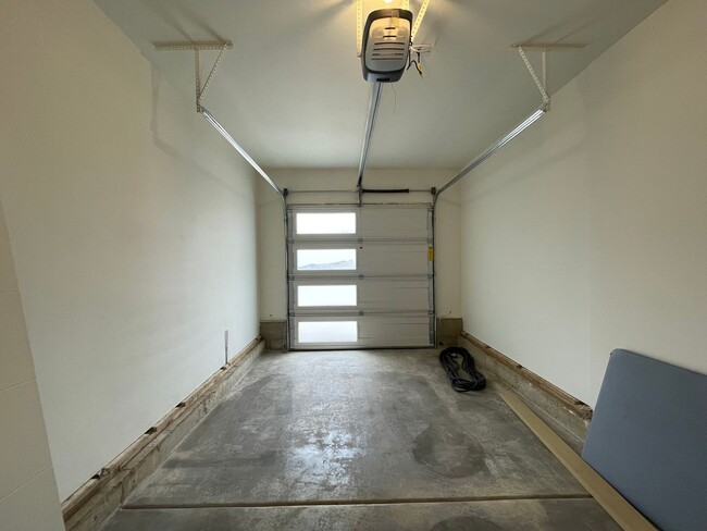 Building Photo - 4Bd/2.5Ba Corner Home in Desireable Portsmouth Neighborhood ~ Newly Built, Quartz Countertops, Si...