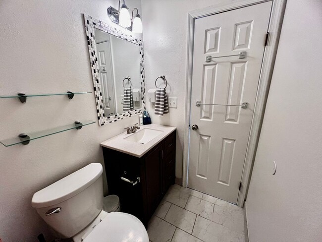 Building Photo - Come see this gorgeous townhouse in the desirable Ocean Lakes community!