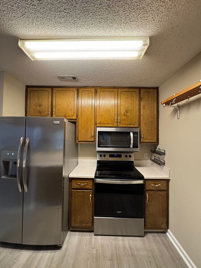 Building Photo - 127 Pineridge Dr
