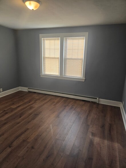 Building Photo - 565 E Elm St