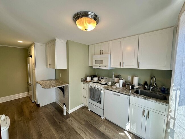 Building Photo - 27 Center St