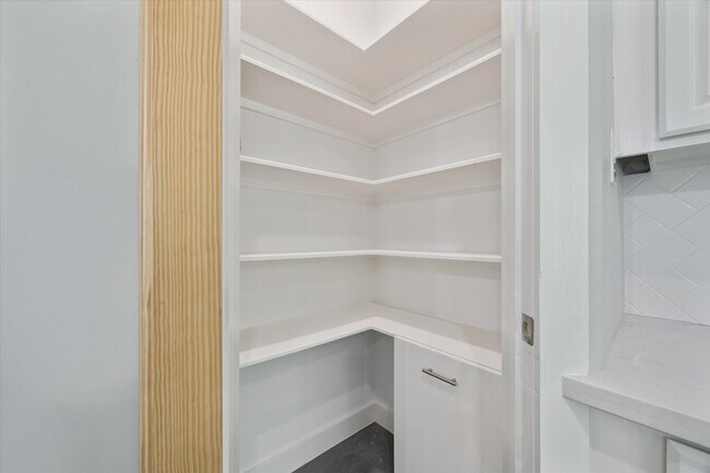 Building Photo - 1425 Oak Hollow Dr