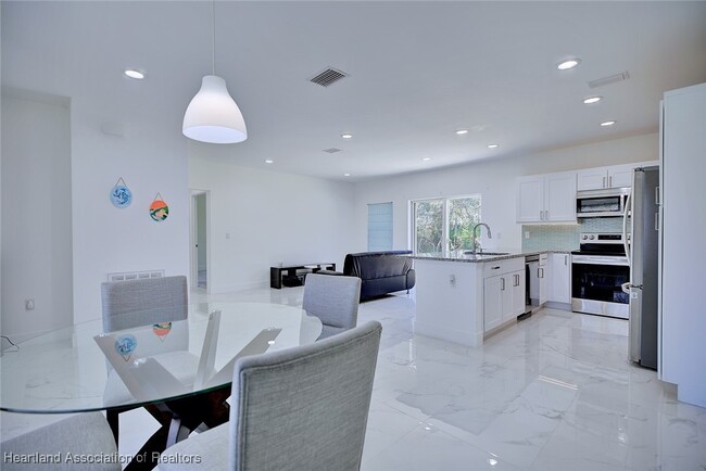 Building Photo - 827 Renault Ave