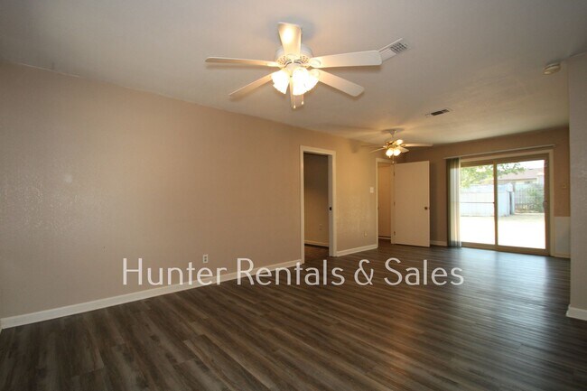 Building Photo - Mountain of Amenities!